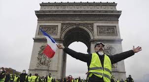 Den ukendte soldats grav kan ses under triumfbuen. Gilets Jaunes 4 Questions Apres Les Violences Qui Ont Eclate A Paris Et En Region