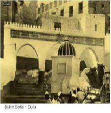 Beliau (sa'y) kemudiannya naik ke atas bukit safa sehingga melihat kaabah dan menghadapkan mukanya ke arah kiblat. Bukit Sofa Marwah Makkah Sekitar Maqam Zamzam