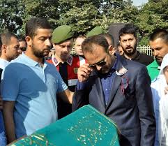 Nuri ve vedat ergin afyon cezaevi'nde yatarken 15 şubat 1999'da aynı cezaevinde yatan sabancı suikasti sanığı mustafa duyar öldürülmüştü. Hukumlu Karagumruk Cetesi Lideri Annesinin Cenazesine Izinli Katildi Guncel