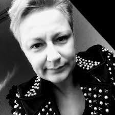 🎄✨ Another Christmas banger I couldn't leave alone 🤘😆Pouring magic into  these star-shaped moulds! One half shimmering clear with golden leaf, the  other a glimmering pink 💖🌟 Wishing you all a fabulous