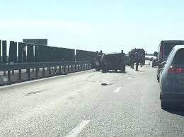 Este carambol uriaş, cu cel puţin 20 de maşini, vineri, pe autostrada soarelui, traficul fiind blocat. Carambol Pe Autostrada Soarelui Cinci Masini Sunt Implicate