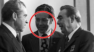 People all over the world watched in amazement at this relatively peaceful transition from former communist monolith into multiple. L Homme Au Milieu L Interprete Sovietique Qui A Conquis La Confiance Des Dirigeants Americains Russia Beyond Fr