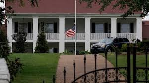 Mississippi mayor pushes back on lowering flags to honor Dolly Parton — The Tennessean