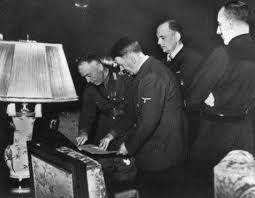 Lecția de istorie - LECȚIA DE ISTORIE - Aderarea României la Pactul Tripartit. La data de 23 noiembrie 1940, generalul Ion Antonescu, şeful statului român între 1940-1944, a semnat la Berlin aderarea
