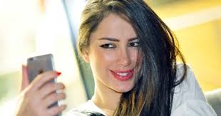 في السياسة، هي جريدة تميل إلى اليسار وتنتمي الى معسكر رافضي الهيمنة من قلب الولايات المتحدة الاميركية الى أقاصي الشرق وأفريقيا وأميركا الجنوبية وأوروبا.مهنياً. Ø¨Ø§Ù„ØµÙˆØ± Ø§Ù„ÙŠØ³Ø§Ø± ØµØ§Ø±ÙˆØ® Ø§Ù„Ø±Ù‚Øµ Ø§Ù„Ø´Ø±Ù‚Ù‰ ØªÙ‚ÙŠÙ… Ø¨Ù…ØµØ± ÙˆØªÙ‡Ø¯Ø¯ Ø¹Ø±Ø´ Ø¯ÙŠÙ†Ø§ ÙˆØµÙˆÙÙŠÙ†Ø§Ø± Ø§Ù„ÙŠÙˆÙ… Ø§Ù„Ø³Ø§Ø¨Ø¹