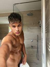 Denis Dosio on X: 🇬🇧would you like to get in the shower together?🥰 RT =  YES 😇❤️ t.cozWzFfVAAhm  X