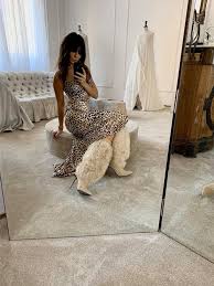 Interesant jocul de mâneci tip bretea. Dana Budeanu AmeÅ£itele Si MafioÅ£ii Ce A Descoperit Stilista Evenimentul Zilei