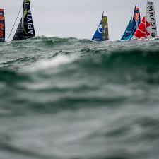 En tête de la course, le français de 36 ans charlie dalin. Dramatic Rescue Unfolds After 15ft Wave Sinks Vendee Globe Yachtsman
