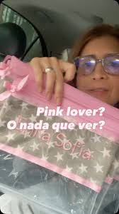 𝐐𝐮é 𝐝𝐢𝐜𝐞 𝐭𝐮 𝐛𝐨𝐥𝐬𝐨 𝐝𝐞 𝐭𝐢?⁣ ¿Qué escondemos? ¿Qué significa  que esté ordenado? ¿Y lleno de cosas raras? Debbie Percy, terapeuta de  bolsos, nos responde a algunas preguntas sobre ese secreto