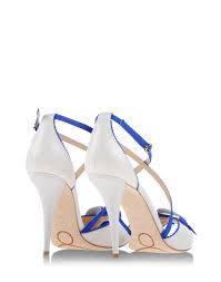 Dall'abito a sirena con strascico ai modelli più anticonvenzionali: I Sandali Da Sposa Bianco E Blu Di O Jour Abiti Da Sposa