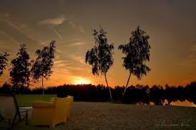Een geweldig spectaculair drijvend springkussenparcours op het kraakheldere meer van de. Amici Beach Stadt Wassenberg