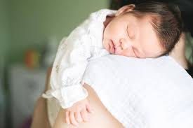 Kemampuan motorik bayi untuk tengkurap harus diwaspadai terutama saat tidur. Sendawakan Bayi Yang Tidur Masa Menyusu Ini Caranya Hello Doktor