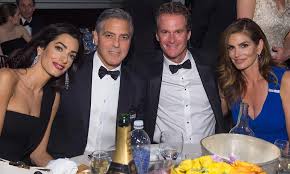 In the course of one year and two months, they met, fell in love. Cindy Crawford Y El Regalo Perfecto Con Nombre Bordado Para Los Hijos De Amal Y George Clooney