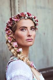 Two for fashion ❤️ frisuren mit haarreif: Blumenkranz Zum Dirndl Mit Rosa Und Roten Rosen Und Einer Romantischen Flechtfrisur Das Perfe Dirndl Frisuren Blumenkranz Frisur Blumenkranz Blumenkranz Haare