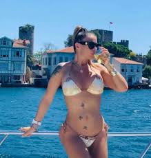 Anamaria prodan reghecampf a decis să se mute din românia. Anamaria Prodan Ipostaze Tandre Mesajul Total Neasteptat Trimis Din Dubai In Timp Ce Reghecampf E Implicat In TrÄƒdarea Anului In Romania Antena Sport