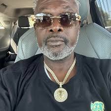 When Chumlee comes across nearly impossible to find Led Zeppelin & Big Star  albums, he calls in an expert just to be sure.