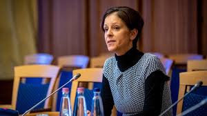 Azt írja, hogy a kormány a propagandához igazította az oltások hatékonyságra vonatkozó adatokat, ez pedig alkalmas arra, hogy a védekezés eredményességét akadályozza vagy meghiúsítsa. Az Mti Nem Hozta Le Szel Bernadett Es Hadhazy Akos Kozlemenyet 24 Hu