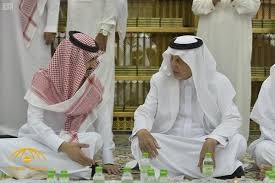بالصور الأمير خالد الفيصل ونائبه يشاركان رجال الأمن طعام الإفطار في المسجد الحرام Fashion Coat Lab Coat