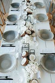 You have your choice of paper, plastic, or fabric, round or rectangle. Tischdekoration Fur Die Hochzeit In Weiss Und Grau Table Settings Table Decorations Wedding Table
