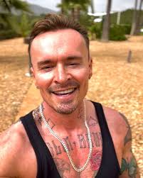 Having the best time filming the new season of @celebsgodating Have met  some wonderful people including these beautiful humans who I'm so happy to  call my friends. Season 14 is shaping up