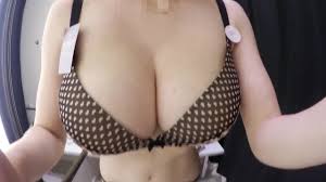 Jovencita en el vestidor de la tienda de lencería