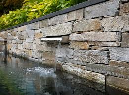 Bau' dir deine eigene gartenmauer aus naturstein! Gartenpool Mit Natursteinmauer Und Wasserfall Wasserfall Garten Pool Im Garten Garten