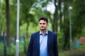 He is the mayor of hódmezővásárhely since 2018, as well as the cofounder of the everybody's hungary movement (mindenki magyarországa mozgalom; Marki Zay Peter Itt Az Ideje Hogy Orban Tavozzon Magyar Hang A Tulelo Magazin