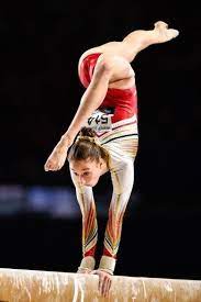Maybe you would like to learn more about one of these? Nina Derwael Staat Na Deze Geweldige Oefening Voorlopig Knap Derde Op Wk Turnen Gymnastiek Fotografie Gymnastiek Poses Gymnastiek