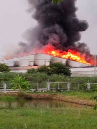 ไฟไหม้โรงงานนิคมลาดกระบัง ดับเพลิงถอยตั้งหลังเจอแอลกอฮอล์เกือบ 3 หมื่นลิตร ขอโฟมสนับสนุน N0m Yh9lvotowm