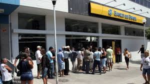 Resultado de imagem para fila para receber salário