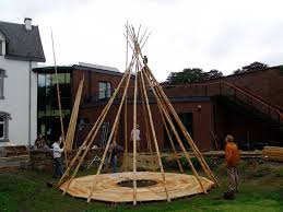Ossature Du Tipi Compose De Poteaux En Bois Lisse Et D Un Plancher En Bois Au Crie Mariemont Dans Le Parc De Mariemont Manage Hainaut Belgique Juin 20