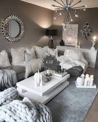 Projet de salon moderne dans l'émission d&co. Creez Ce Decor De Salon Confortable Blanc Et Gris Living Room Salon Confortable Idees De Decoration De Salon Idee Deco Salon