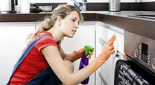 Mutfak dolapları içindeki bardaklar, çanaklar, tencereler, yiyecekler mutfak evyesini parlatıyoruz. Mutfak Temizliginin Puf Noktalari