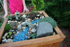 Einen Miniatur Garten Auf Dem Alten Beistelltisch Selber Anlegen Hinterhof Neu Gestalten Miniaturgarten Feengarten