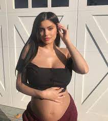 Damit wäre das baby noch vor dem ersten jahrestag. Lassiger Ruckblick So Schon War Kylie Jenner Schwanger Promiflash De