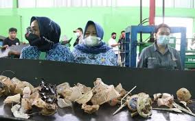 Indonesia secara bertahap akan mulai migrasi siaran televisi dari analog ke digital. Kota Cirebon Punya Pusat Daur Ulang Sampah Siap Beroperasi Dalam Waktu Dekat