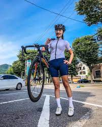 画像に含まれている可能性があるもの 1人以上 空 自転車