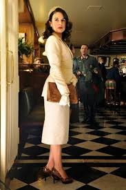 El Tiempo Entre Costuras Sinonimo De Elegancia Y Sofisticacion El Senor De Las Gafas Amarillas Moda Anos 40 Tiempo Entre Costuras Fashion Tv