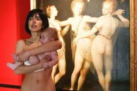 Wanita Bugil Menggendong Bayi Berkeliaran di Sebuah Museum di Jerman