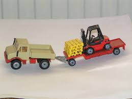 siku 2522 mercedes unimog u1500 creme met losse rode aanhanger en linde heftruck mercedes unimog unimog toy car