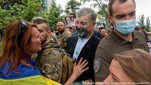 Скриншот видео порошенка облили зеленкою в центрі києва порошенко прямував до кабміну, коли його облили зеленкою на інститутській біля станції метро хрещатик. Cildwafuexbaam