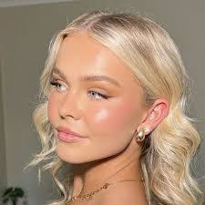 Charlotte Shields's Instagram, Twitter & Facebook