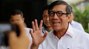Laoly, s.h., m.sc., ph.d lebih dekat dengan menteri hukum dan ham ri yasonna h. Jokowi Diminta Pecat Yasonna Laoly