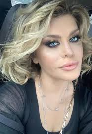 Face ce face şi reuşeşte să îşi menţină numele pe buzele tuturor! Loredana Groza Schimbare RadicalÄ De Look Vedeta Nu Mai Este BlondÄ
