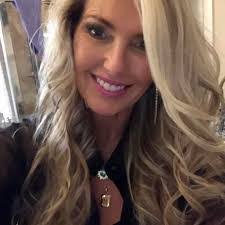 Mary Dewitt's Instagram, Twitter & Facebook