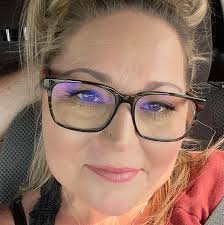 What nail salon serves mimosas?