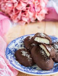 Si tratta di una barretta ripiena al cocco e coperta da cioccolato al latte o da cioccolato fondente. Bounty Impastando A Quattro Mani