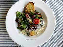 Micasa participa en varios programas de afiliación de marketing, lo que significa que micasa recibe comisiones de las compras hechas a través de los links a sitios de los vendedores. Jugando Con La Cocina Ensalada De Brotes Verdes Con Bacon Parmesano Y Croutons