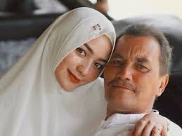 Dia sudah membintangi 9 judul sinetron dan namanya semakin melejit setelah memerankan karakter rumanah di sinetron tukang bubur naik haji. Innalillahi Ayah Citra Kirana Meninggal Dunia Di Hari Ke 9 Puasa Ramadhan Indozone Id