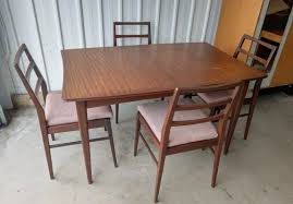 Whether you are looking for a massive extending table that seats 18 or a modern stylish dining table than can make room for a few more guests, we have you covered. Mid Century Curved Extendable Dining Table Chairs Set By Richard Hornby For Heals Set Of 5 For Sale At Pamono